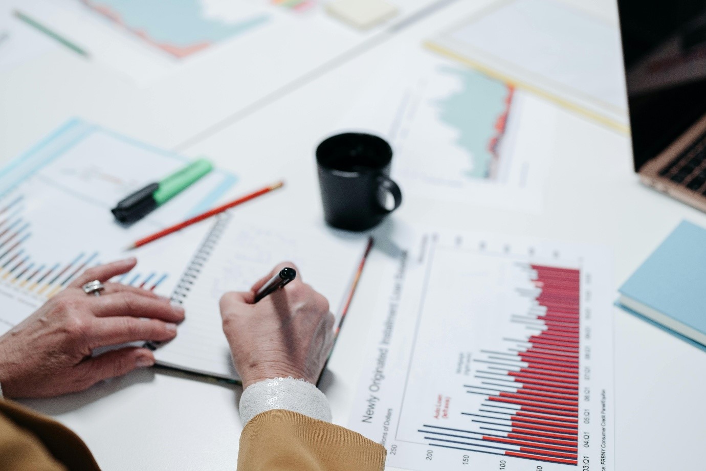 چرا فروش پروفرمایی در تأمین مواد اولیه اهمیت بالایی دارد؟